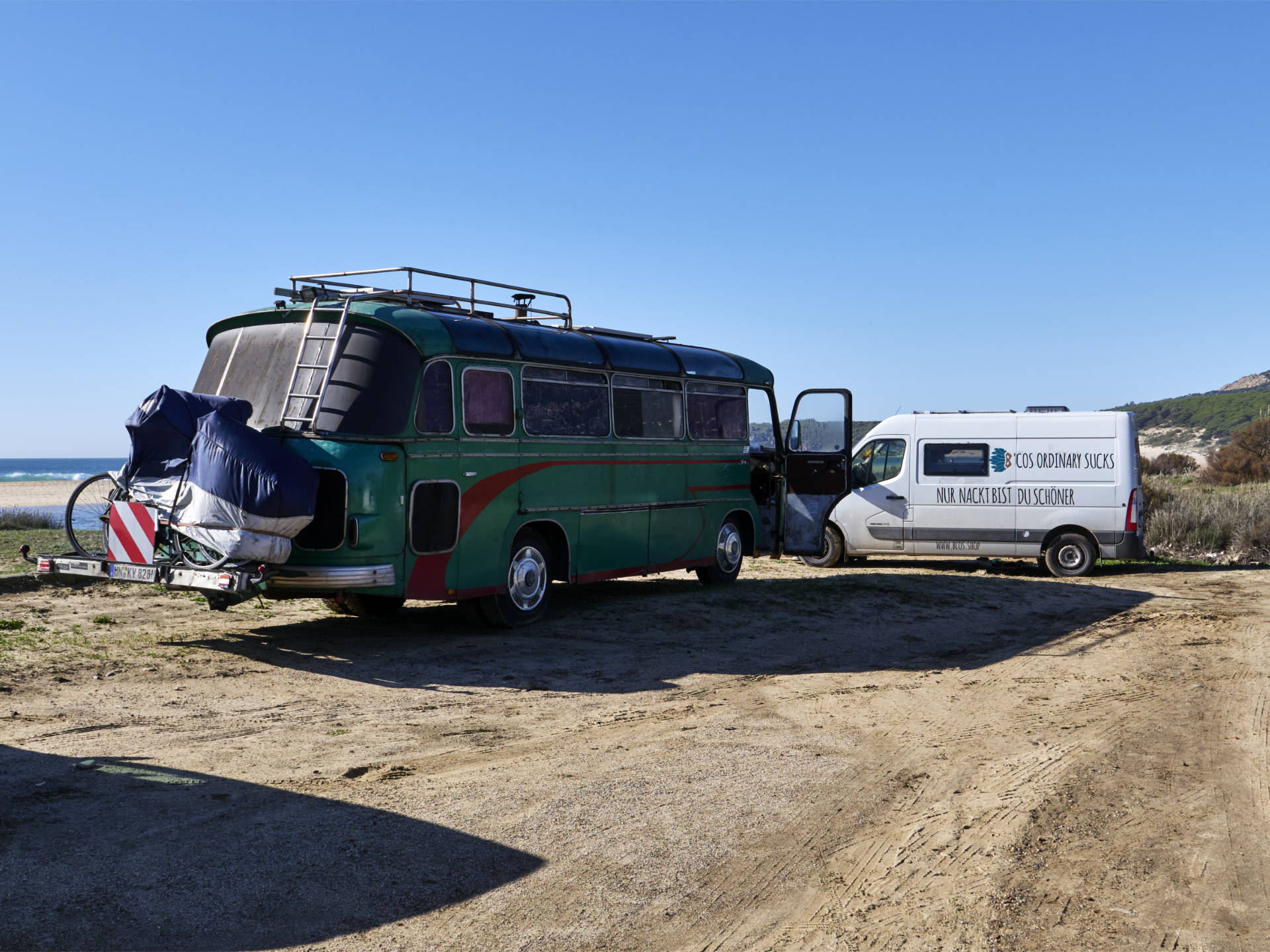 Van- und Surflife im Winter am Playa de Bolonia nahe Tarifa.