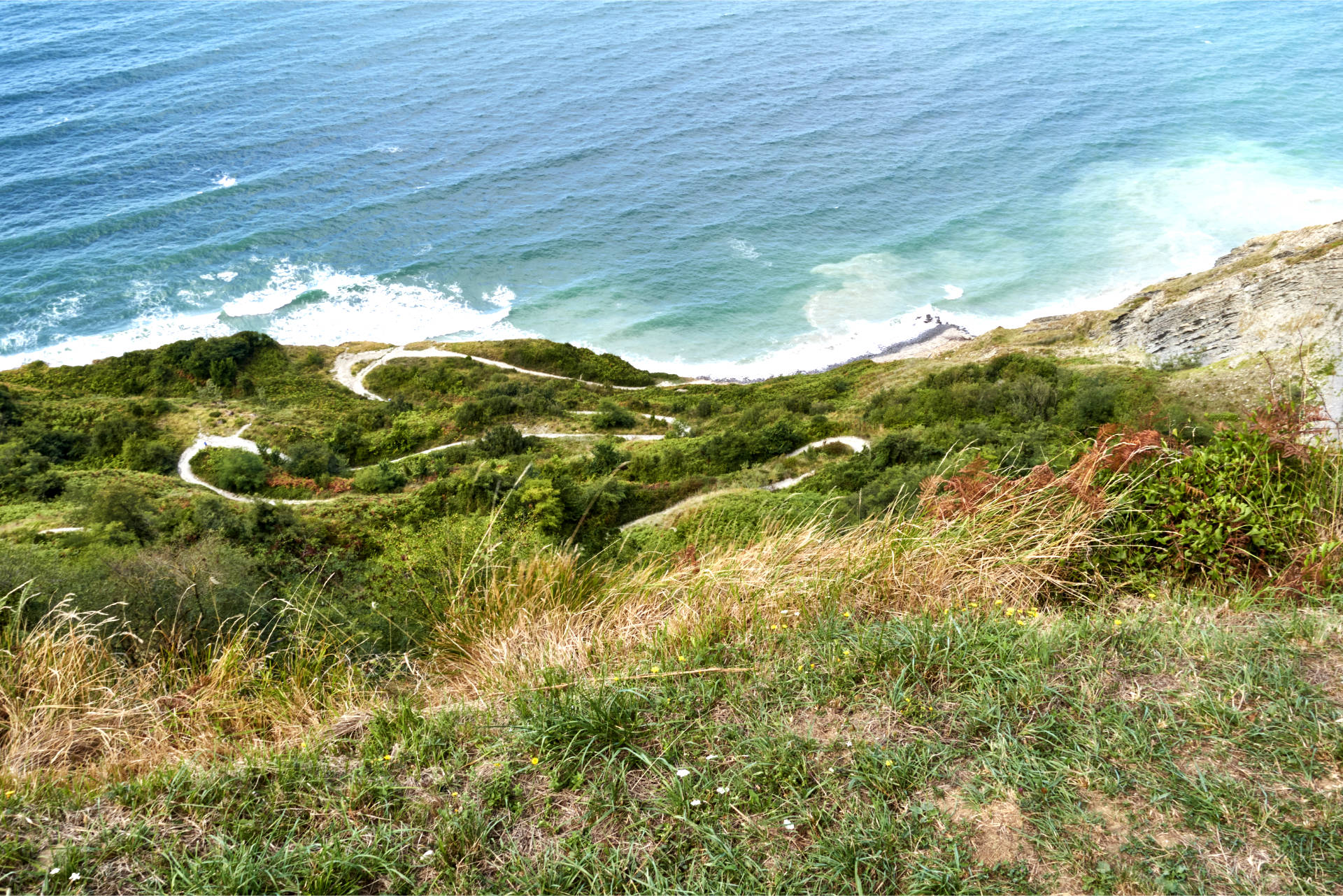 Der Weg hinunter zum Kiesstrand von Baratzazarrak.