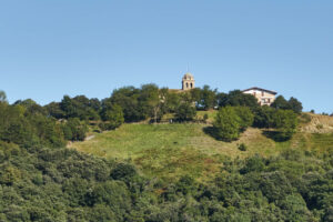 Blick von Zumaia hinauf zur Ermita San Miguel in Artada.