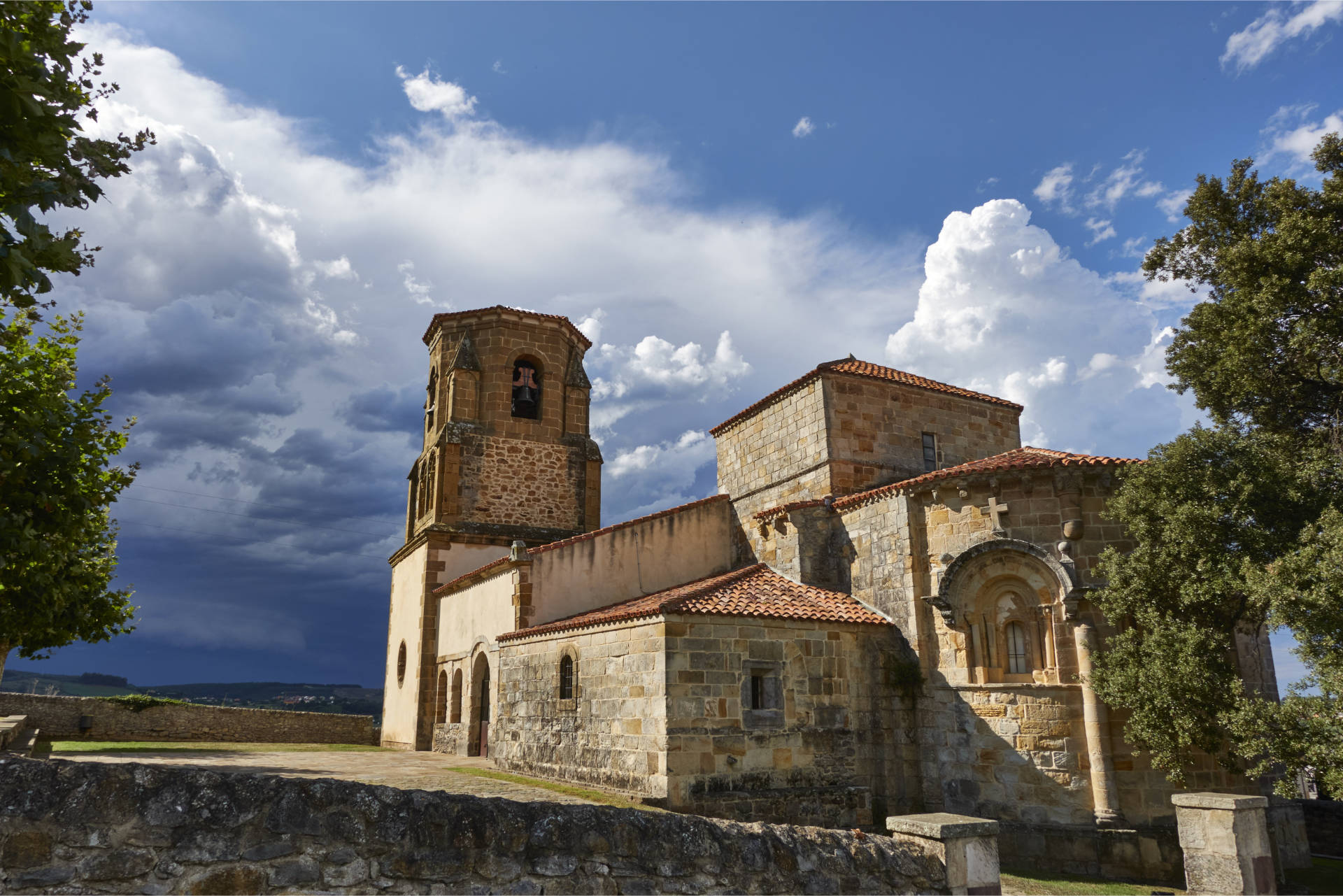 Eine Gewitterfront zieht westlich Santa María Richtung Cabo de Ajo.