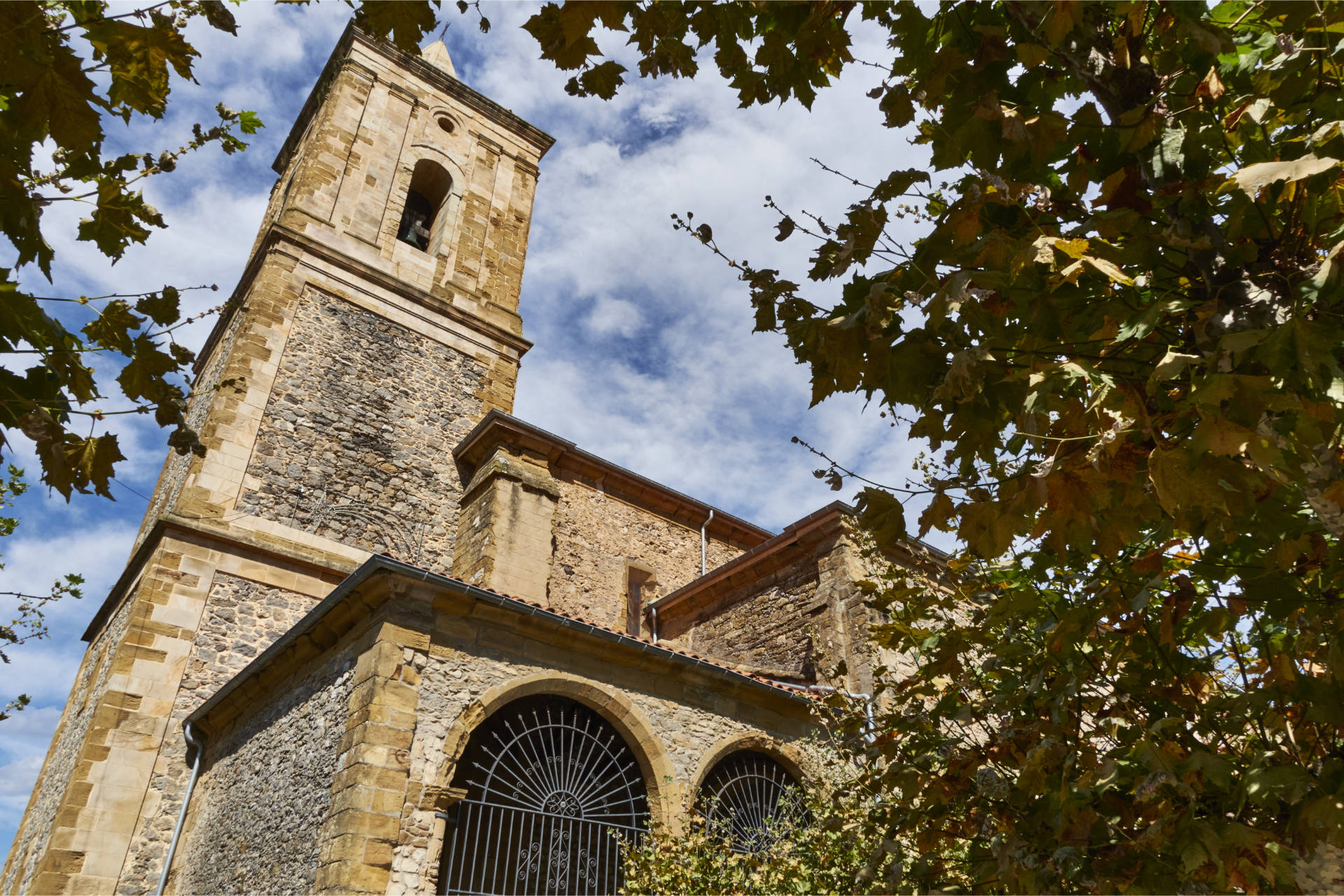 Romanischer Turm der Iglesia de San Martín de Tours in Ajo.