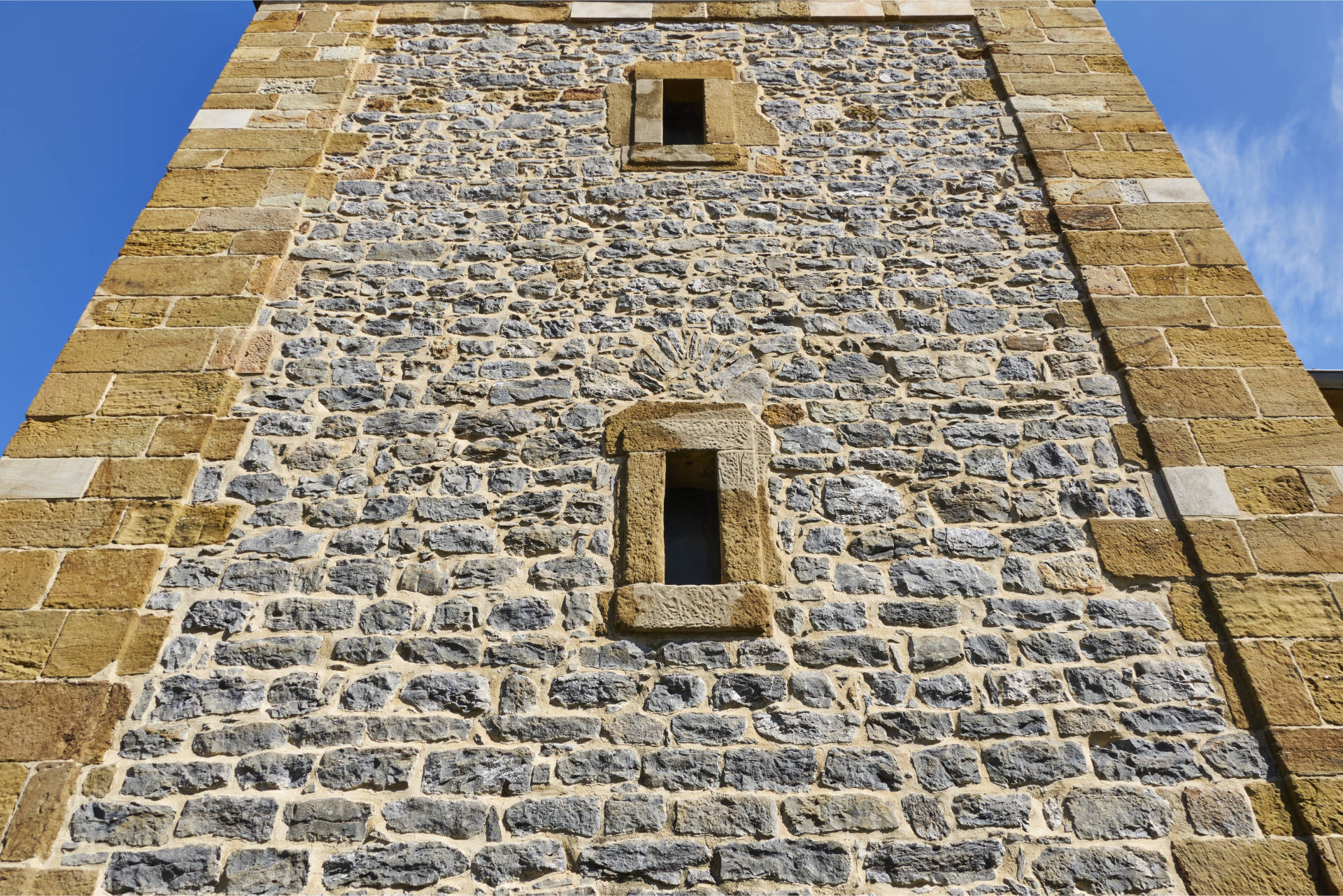 Wehrhaft – der romanische Turm der Iglesia de San Martín de Tours in Ajo.