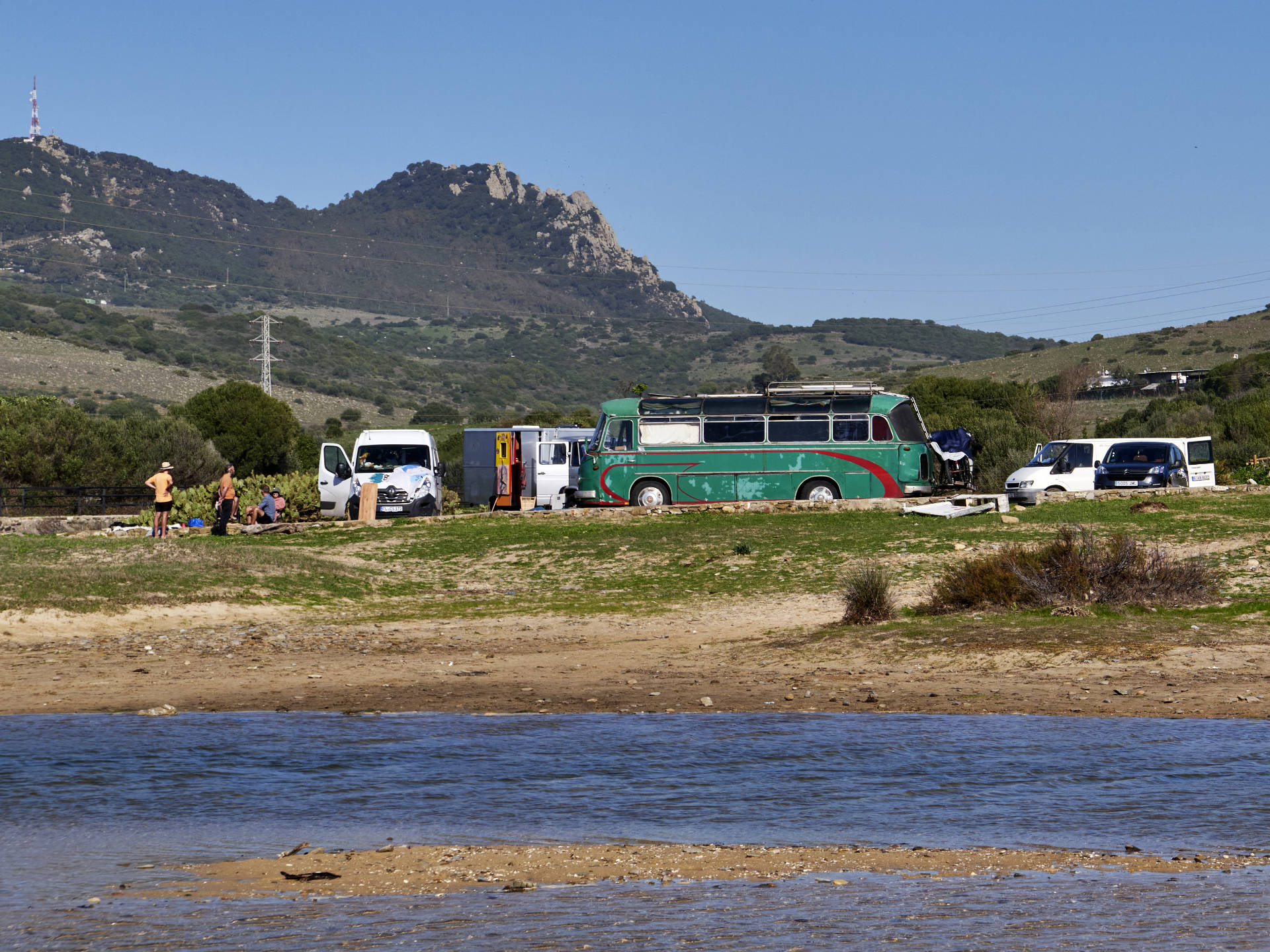 Van- und Surflife im Winter am Playa de Bolonia nahe Tarifa.