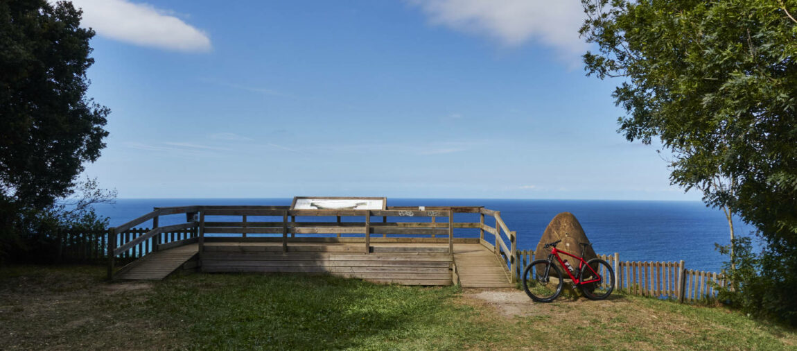 Mit dem Mountainbike im Baskenland – der Flysch Mirador Baratzazarrak nahe Zumaia.