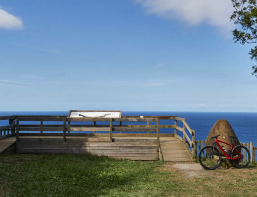 Mit dem Mountainbike im Baskenland – der Flysch Mirador Baratzazarrak nahe Zumaia.