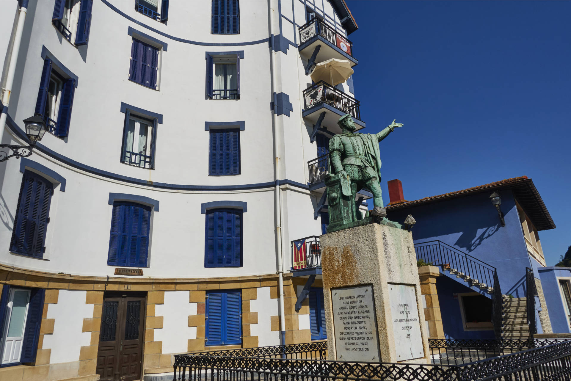 Denkmal zu Ehren Juan Sebastián Elcano in Getaria, Baskenland.