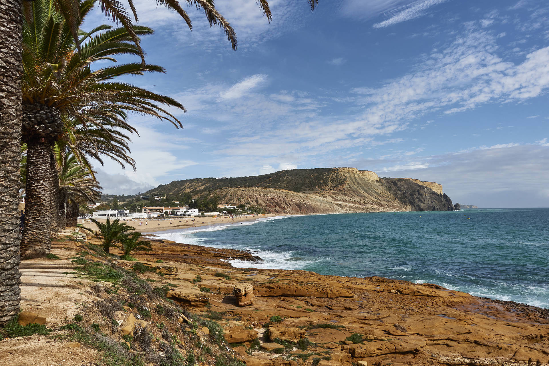 Blick über den Praia da Luz zum Vértice Geodésico da Atalaia und Rocha Negra.