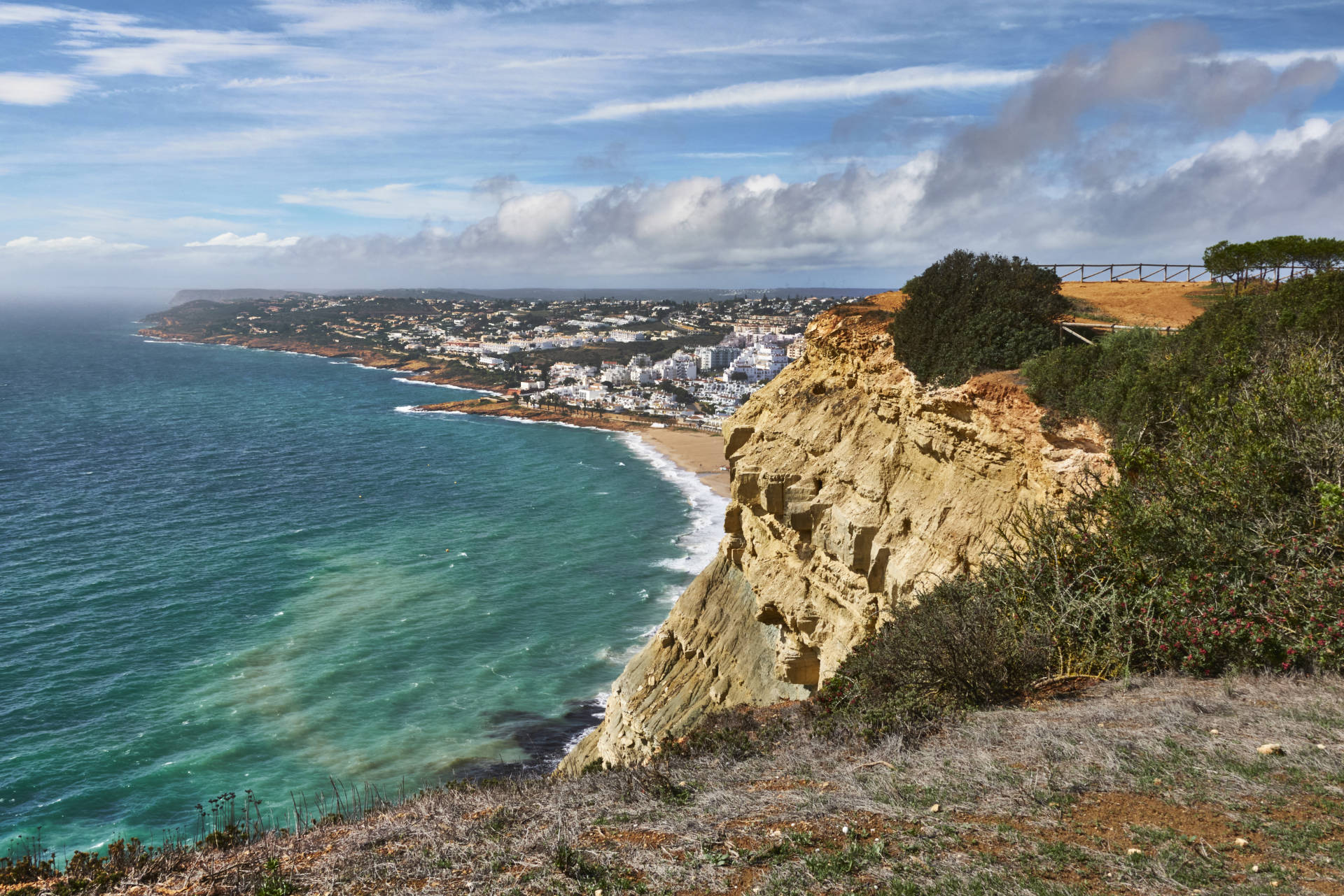 Blick vom Rocha Negra auf den kleinen Ort Luz an der Algarve.