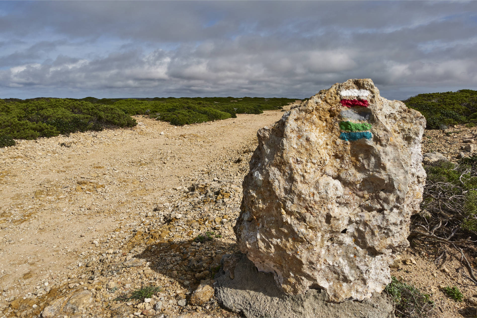 Die grün-blaue Markierung der Rota Vicentina – ein einzigartiger Fernwanderweg.