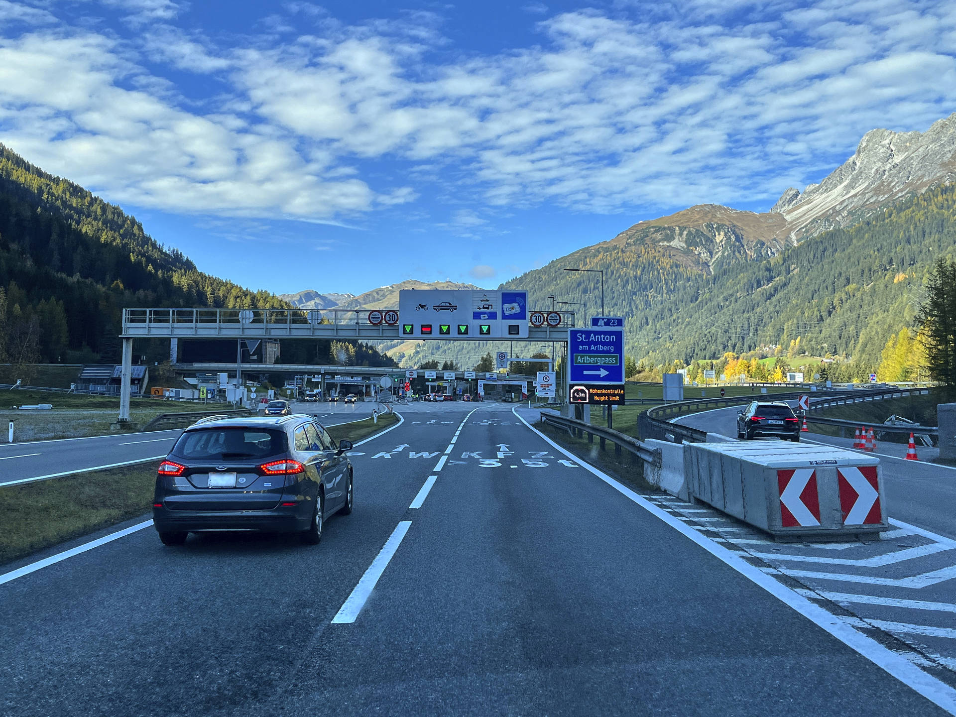 Mautstation des Arlberg Tunnels.