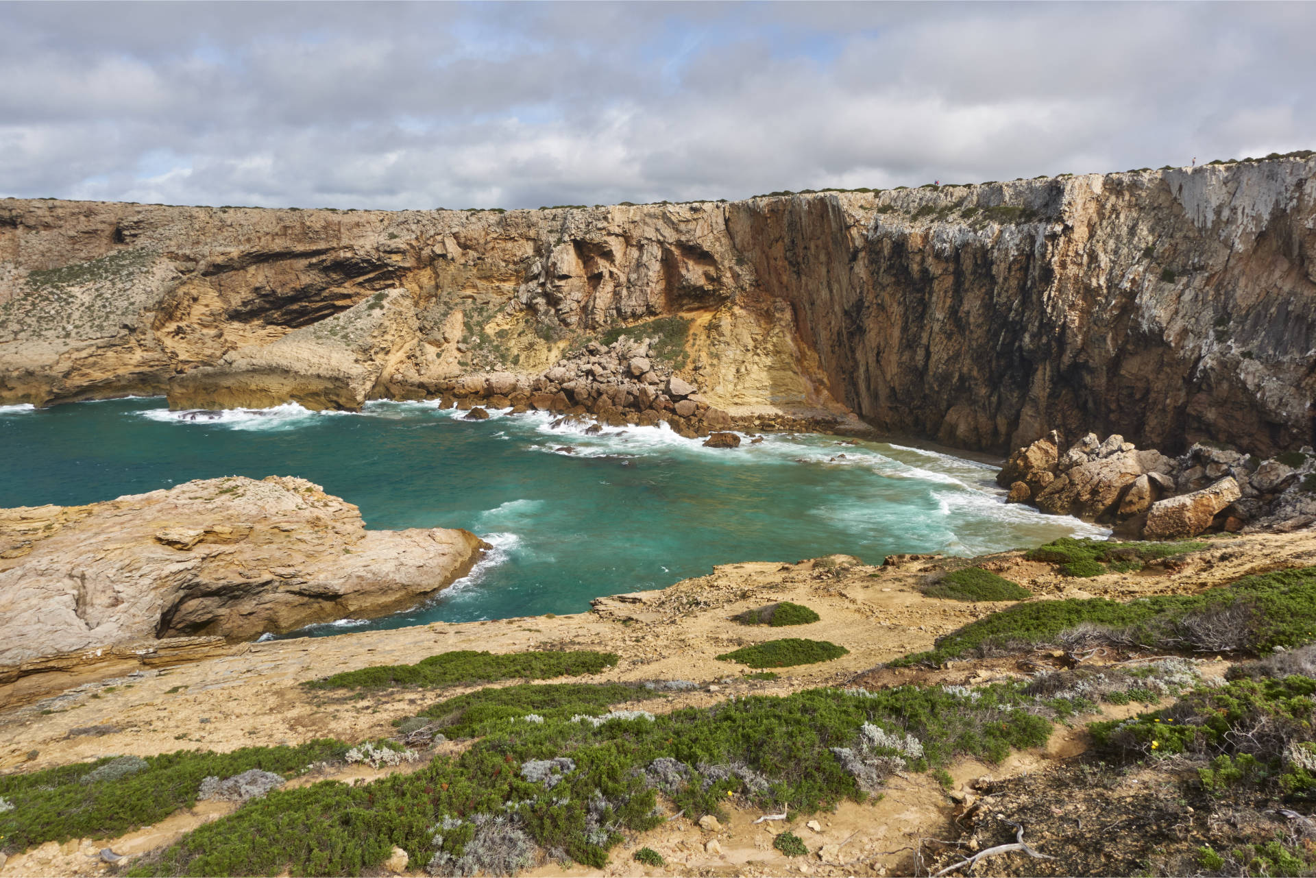 Die Bucht am Ponta dos Arquizes und ihr Strand scheinen unerreichbar.