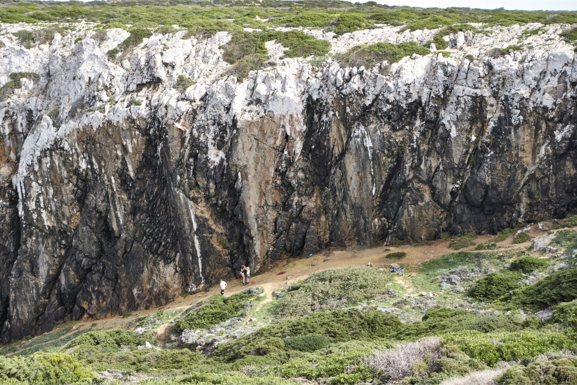 Climber an den steilen Felsen weisen den Weg.