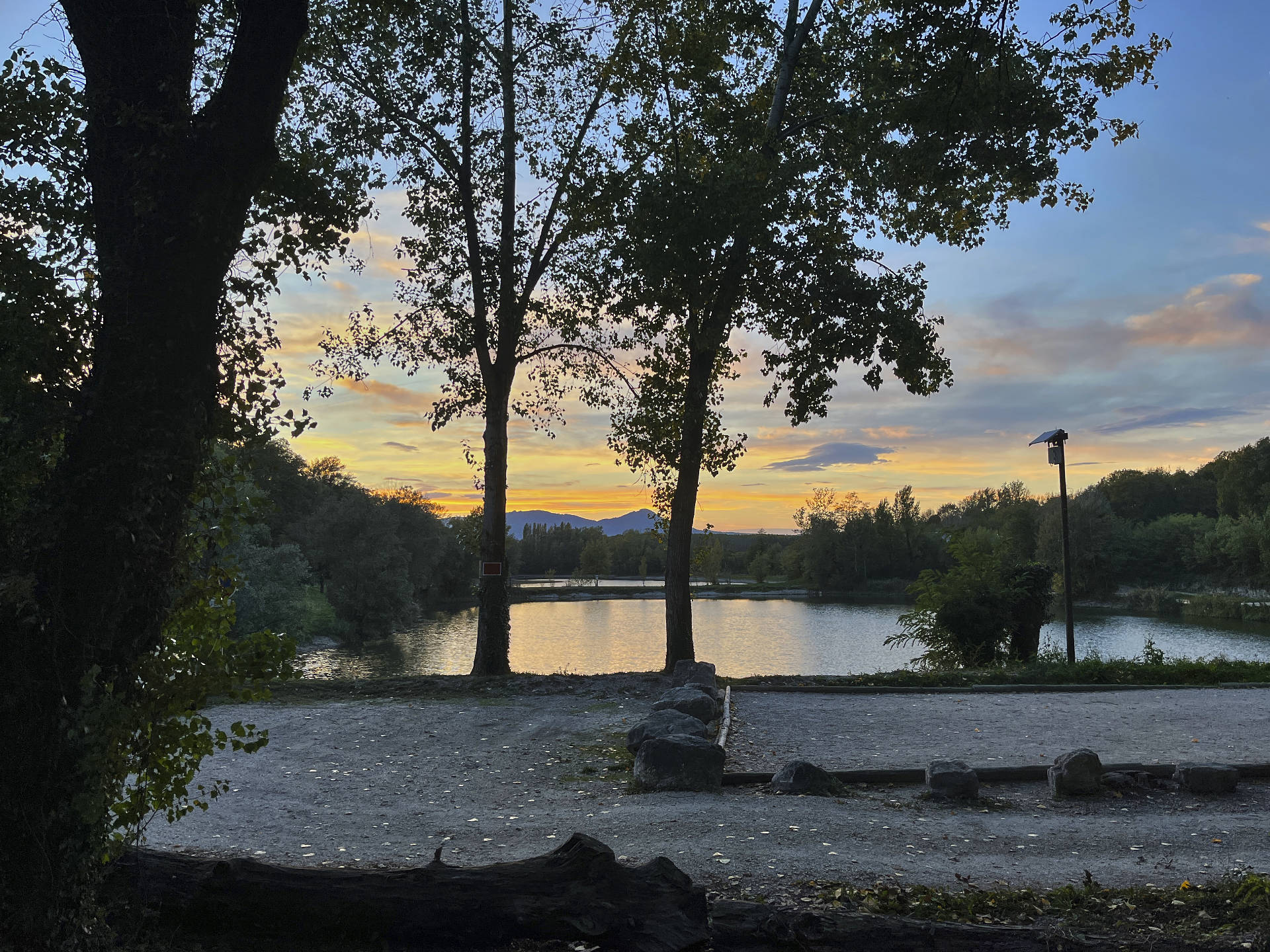 Der Fischteich Étang de Mayoussard an der Isère.