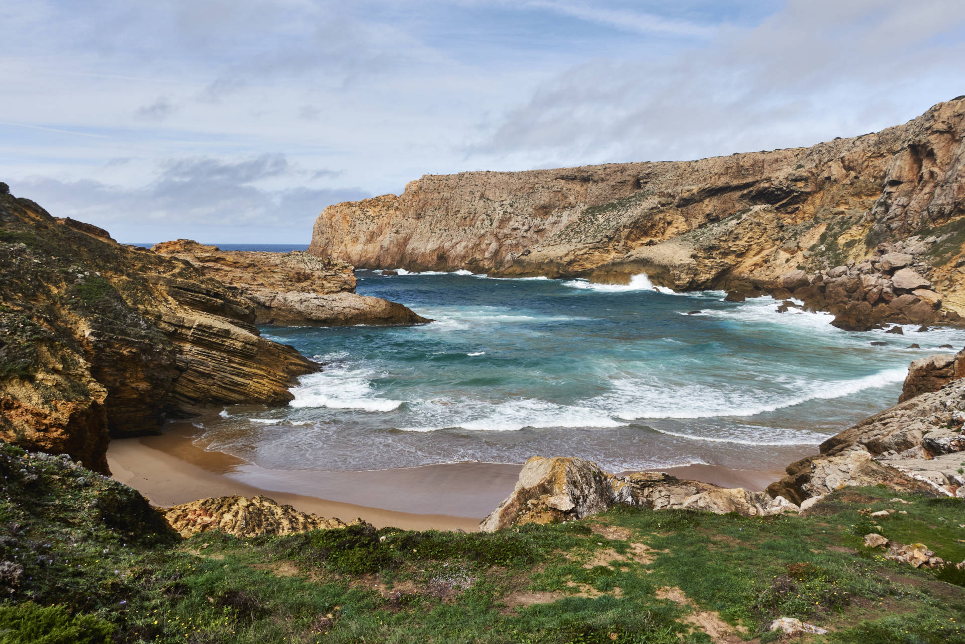 Einsam und schön liegt der Strand am Ponta dos Arquizes.