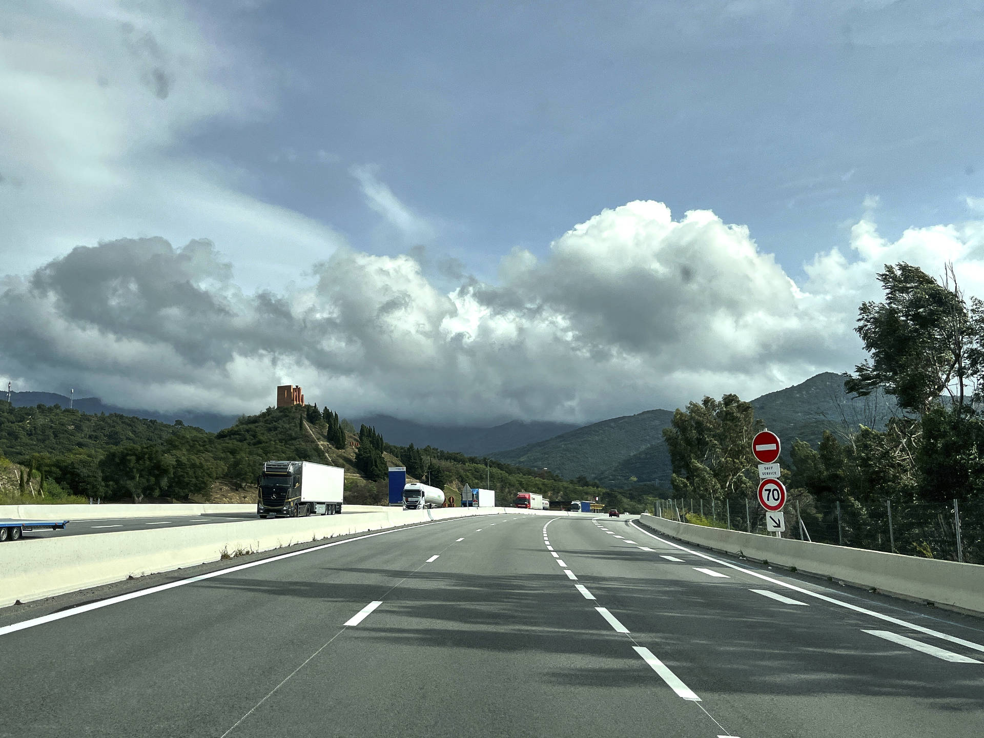 Porta dels Països Catalans mit dem Monument des Künstlers Emili Armengol.