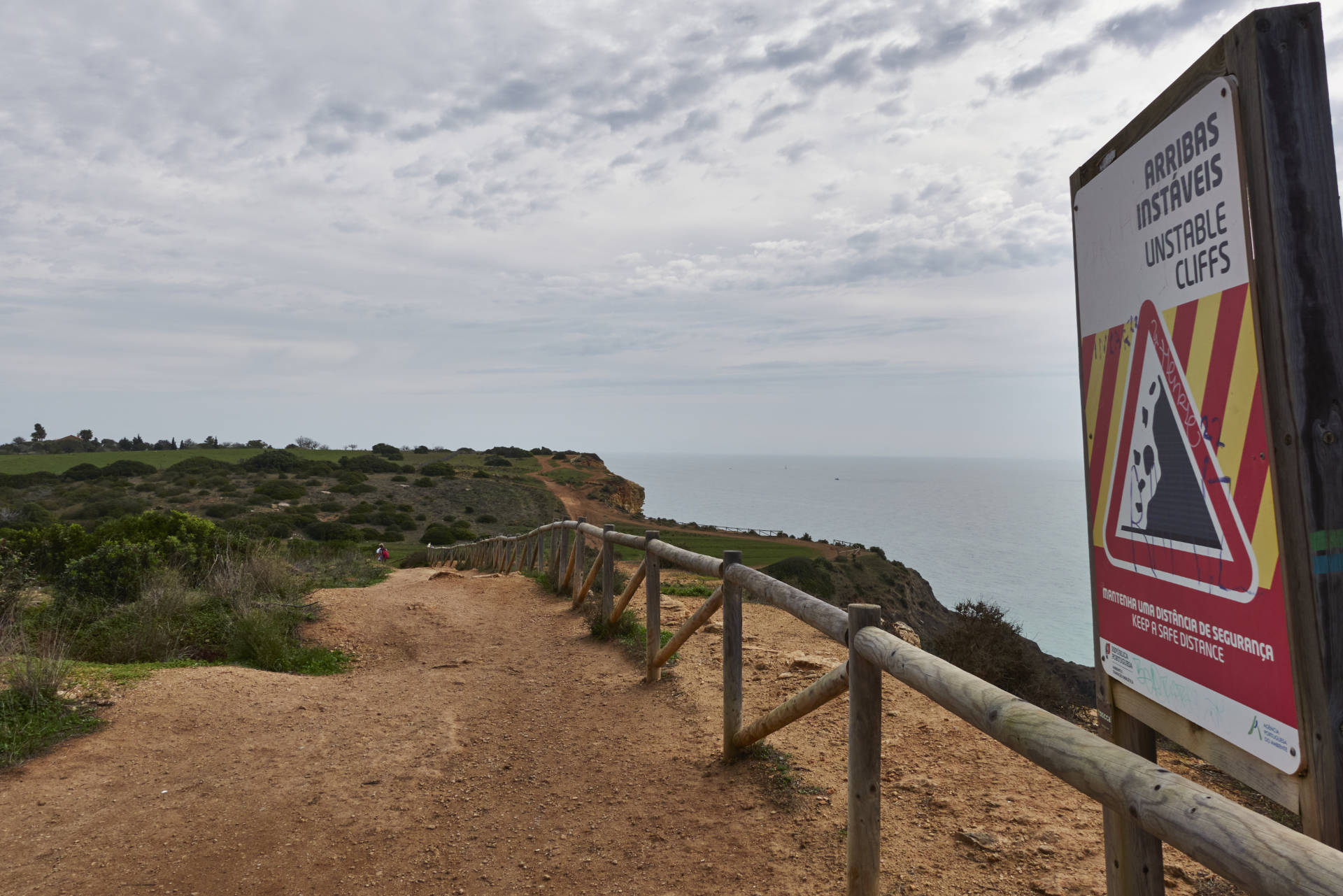 Mit Tempo immer an den Klippen in einem angenehemen Auf und Ab Richtung Ponta da Piedade.