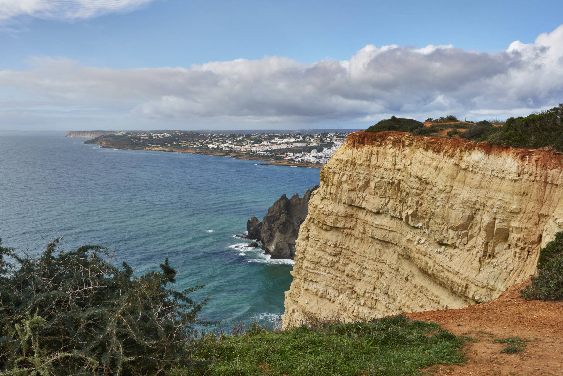 Mit Tempo immer an den Klippen in einem angenehemen Auf und Ab Richtung Ponta da Piedade.