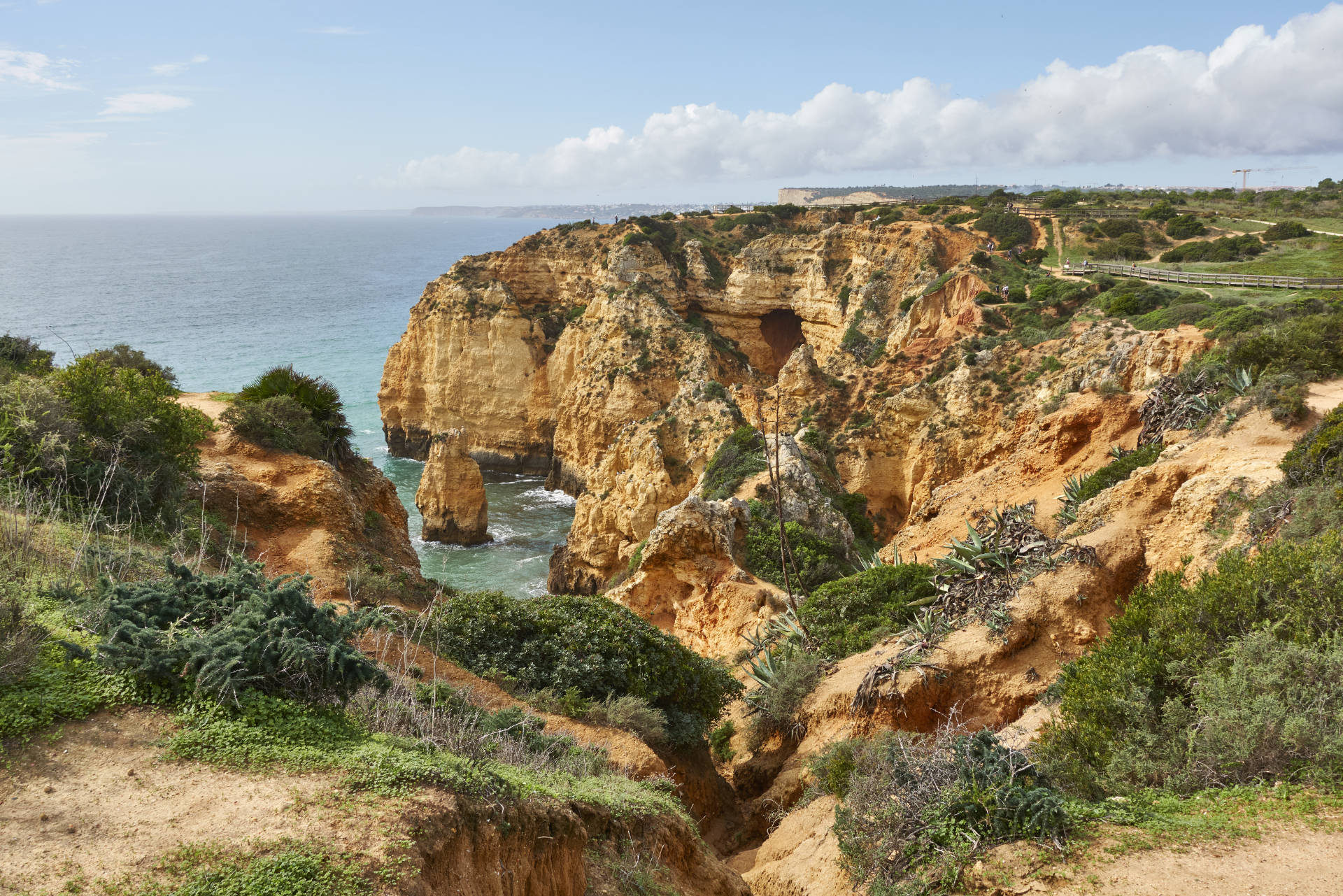 Die ersten Klippen des Ponta da Piedade werden passiert.