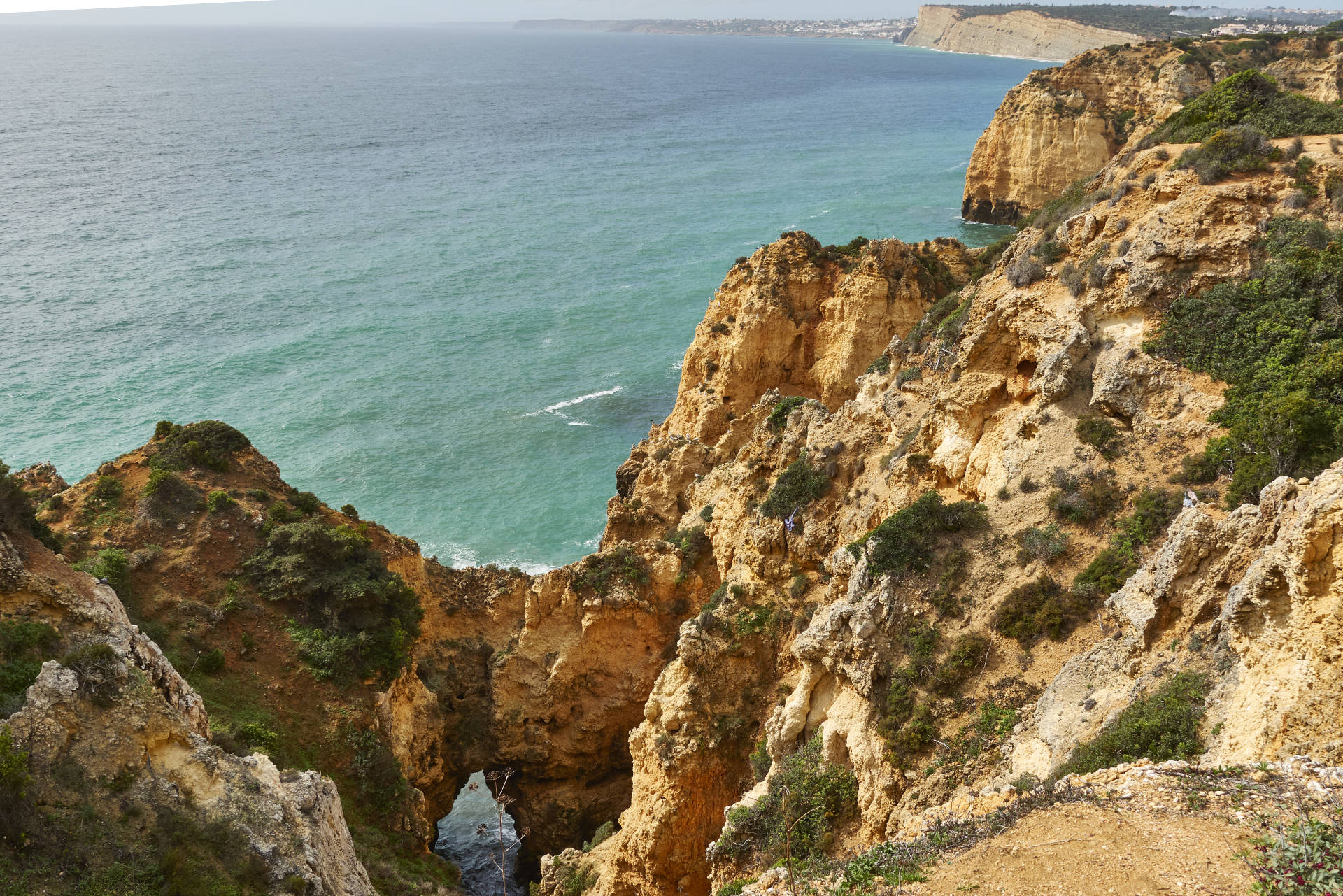 Die ersten Klippen des Ponta da Piedade werden passiert.