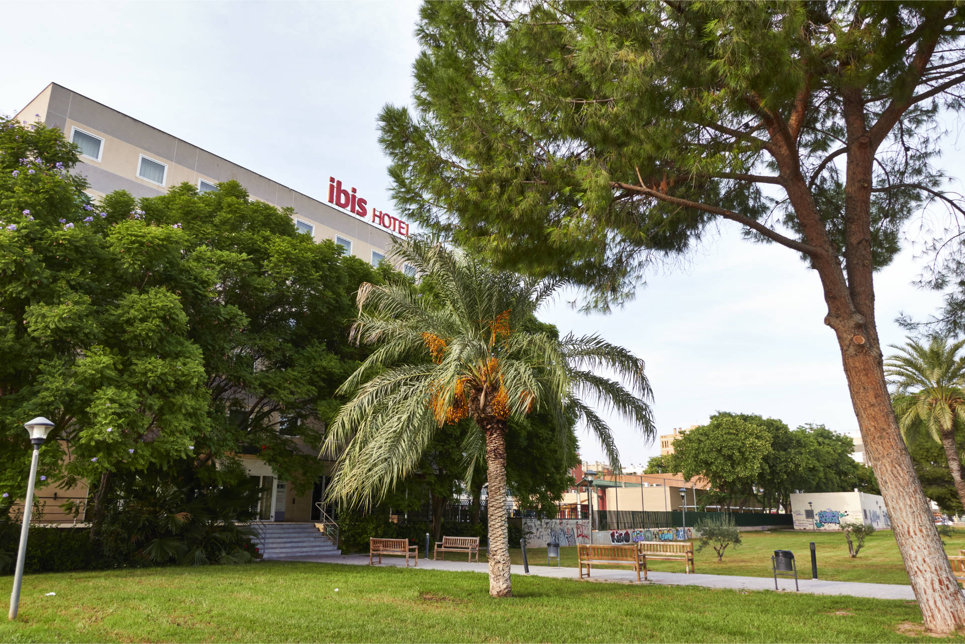 ibis Murcia mit kleinem, gepflegten Park.