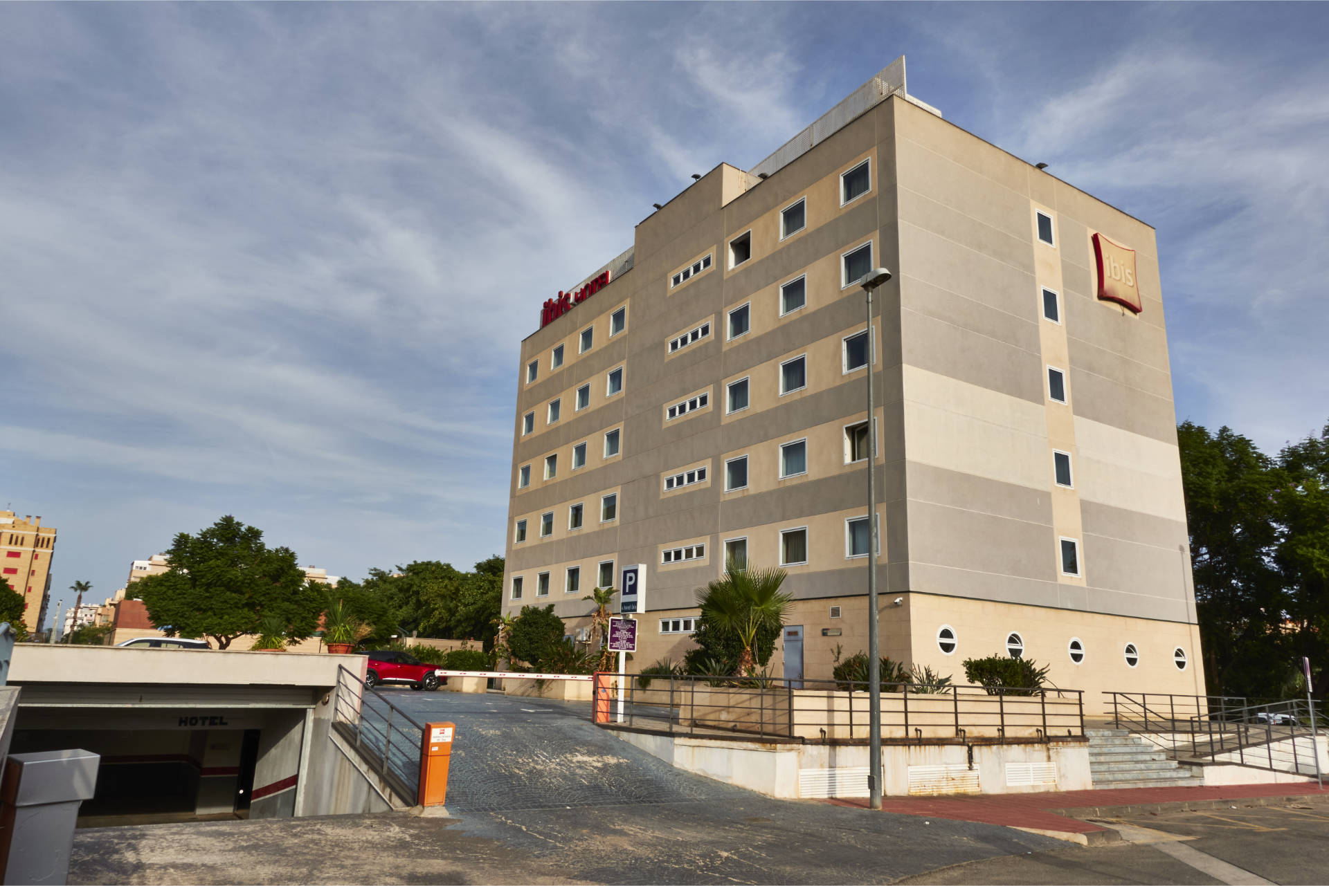 Parplatz und Tiefgarage des ibis Murcia.