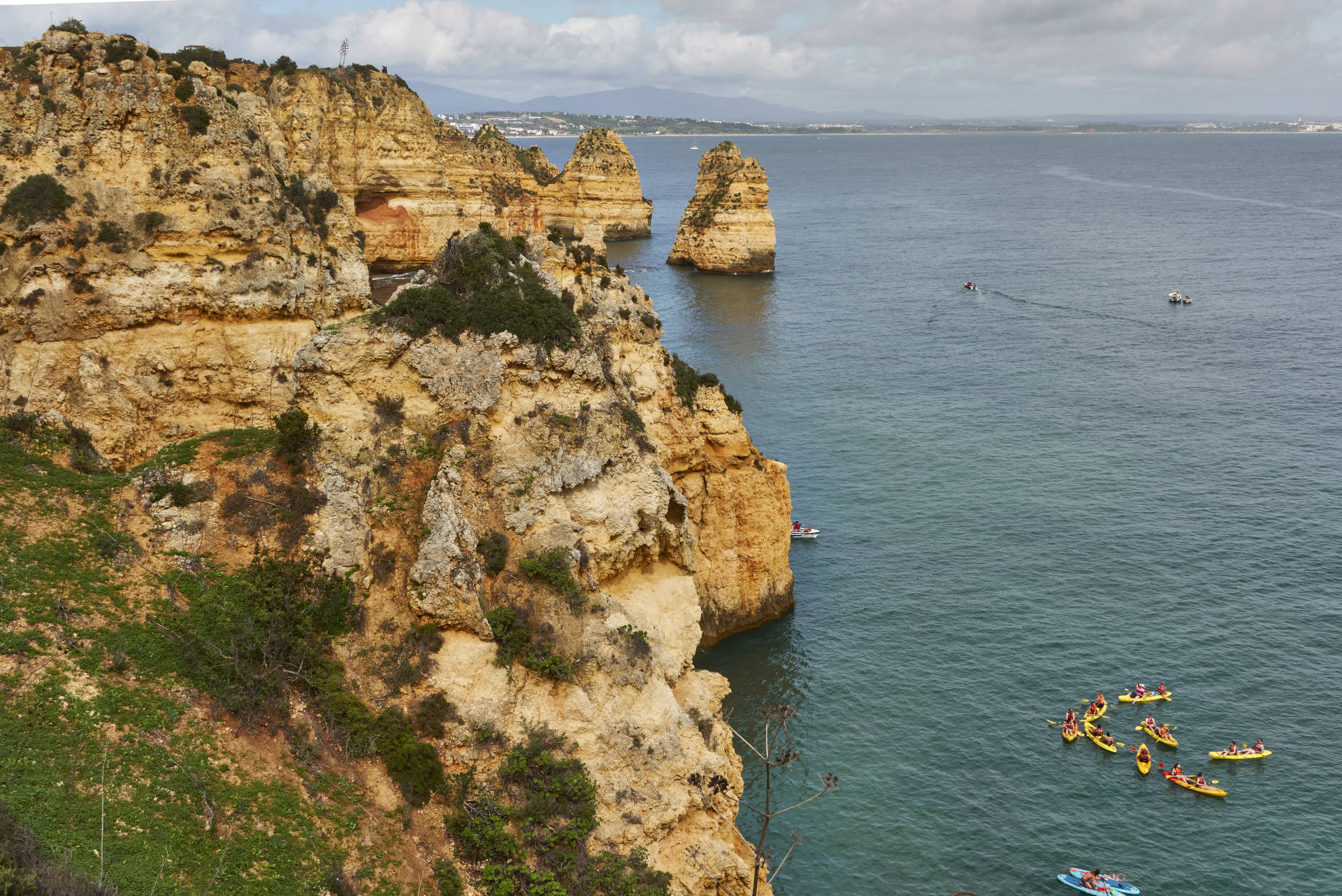 Blick hinunter zu den Felsformationen des Ponta da Piedade.