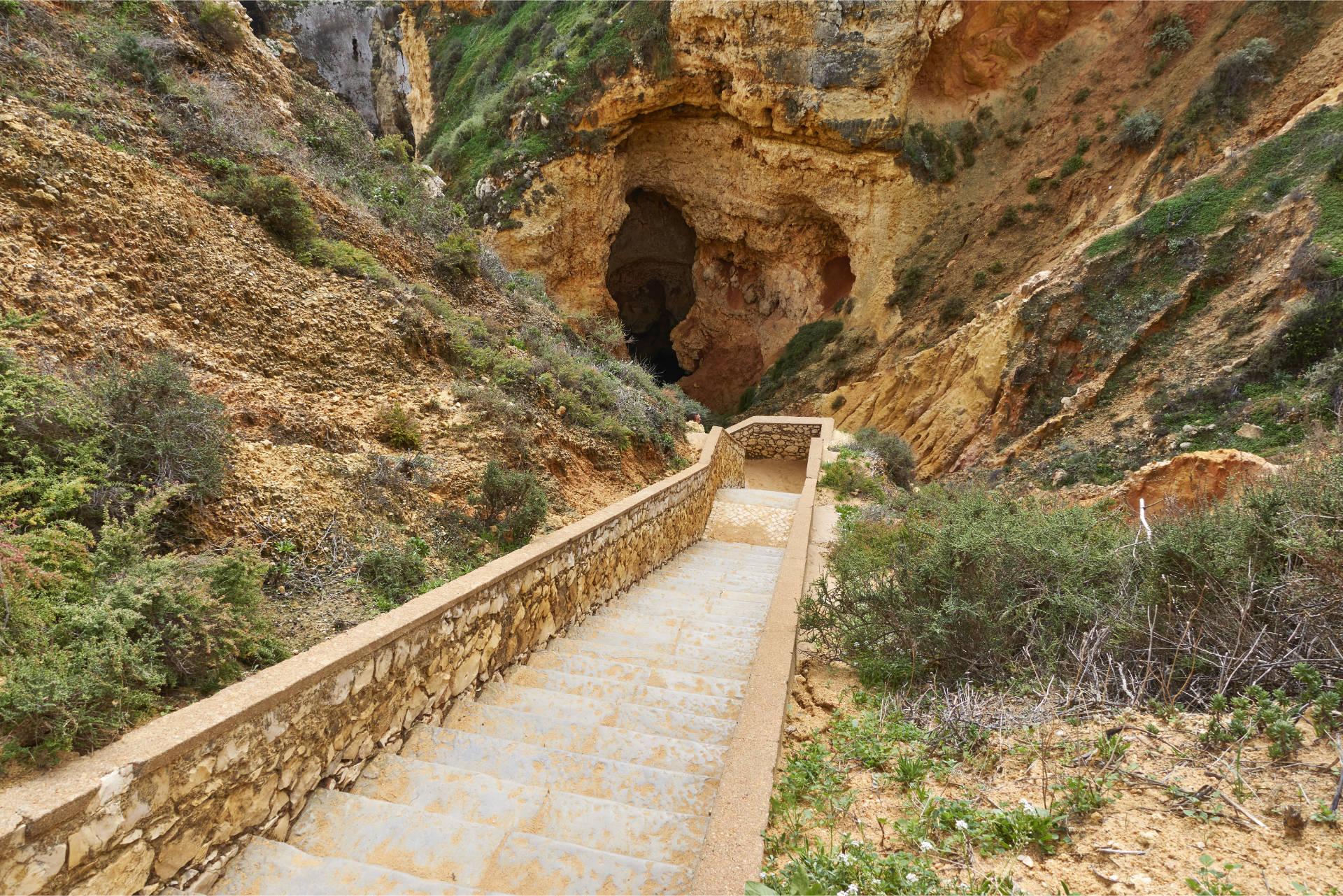 Die steilen Treppen hinunter zu den Grotten des Ponta da Piedade.