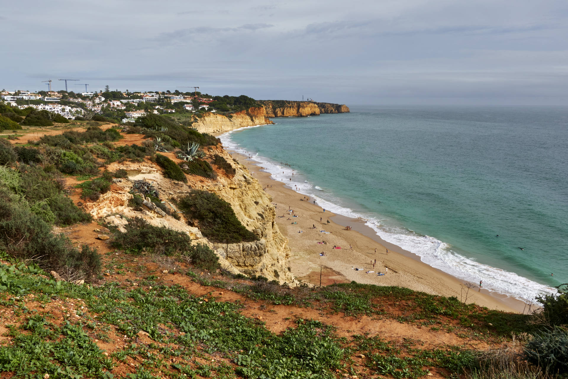 Der Praia de Porto Mós bei Santa Maria im Nachmittagslicht.