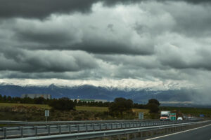 Die verschneite Sierra Nevada kurz vor Granada bei April Wetter.