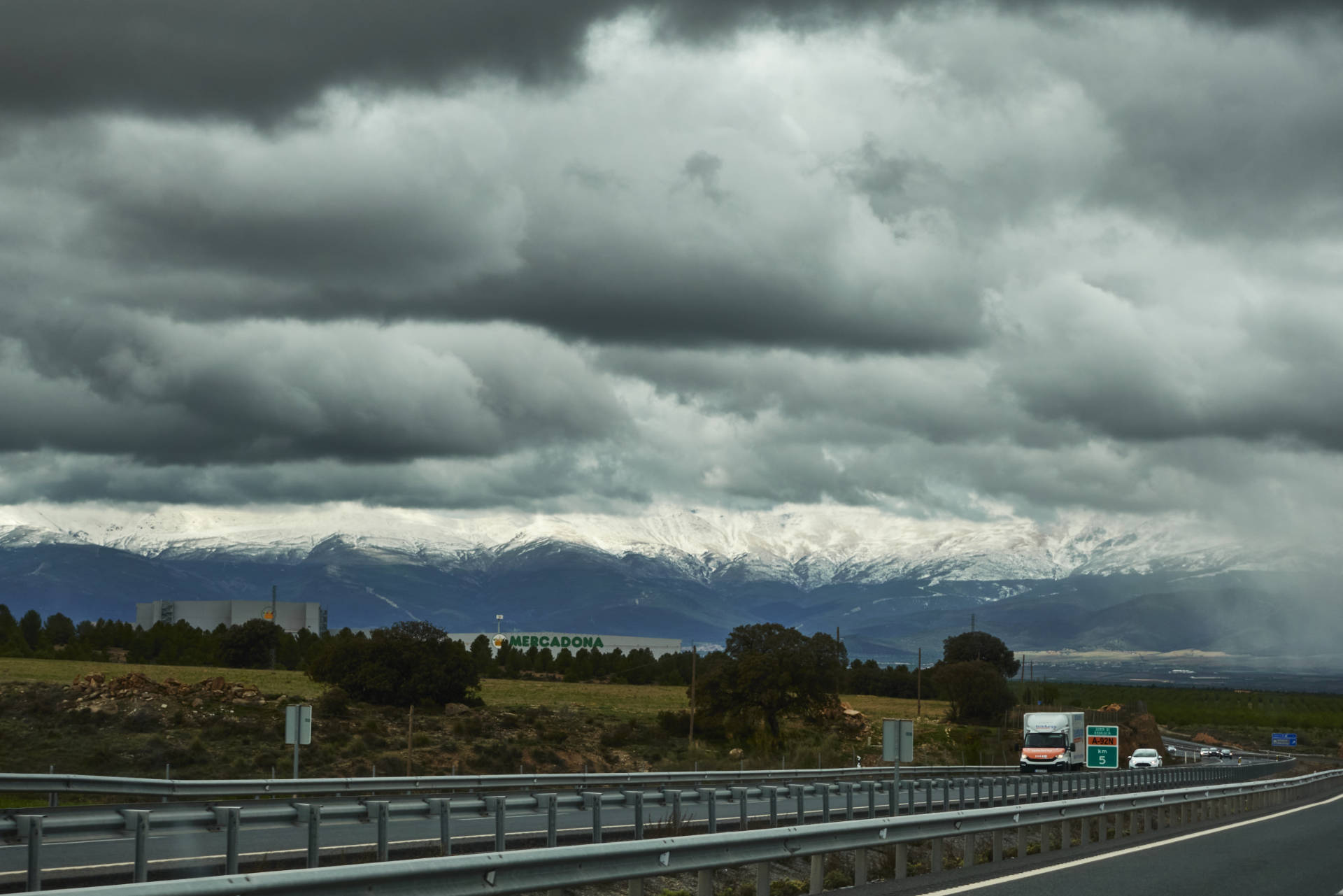 Die verschneite Sierra Nevada kurz vor Granada bei April Wetter.