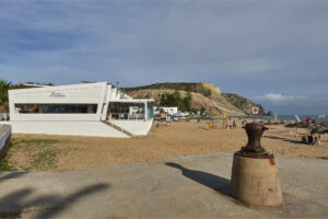 Der Praia da Luz im sanften Abendlicht mit Rocha Negra.