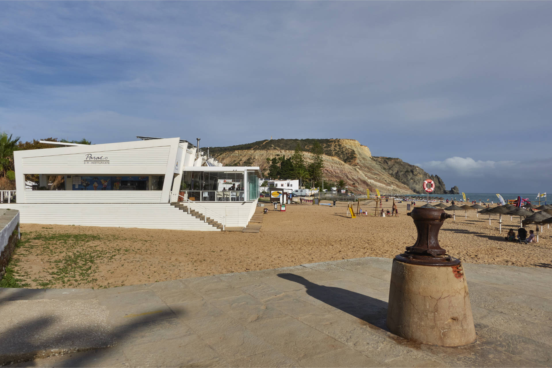 Der Praia da Luz im sanften Abendlicht mit Rocha Negra.