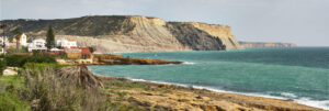Der Trail – Luz, in weiter Ferne am Horizont der Ponta da Piedade.