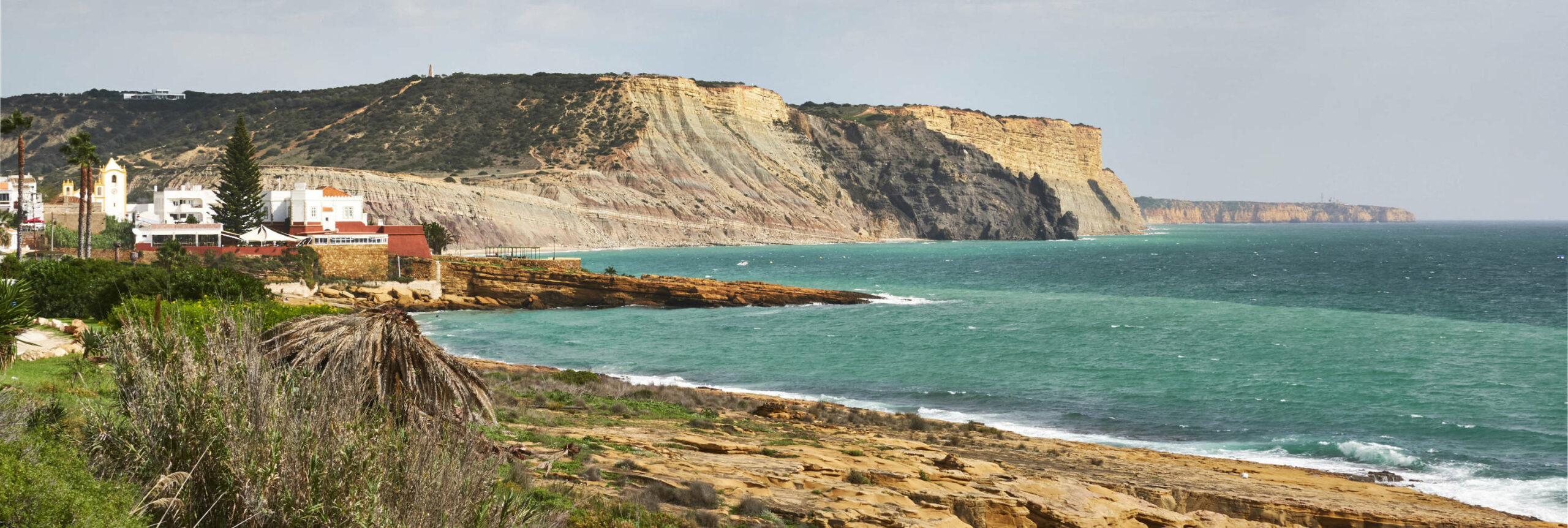 Der Trail – Luz, in weiter Ferne am Horizont der Ponta da Piedade.