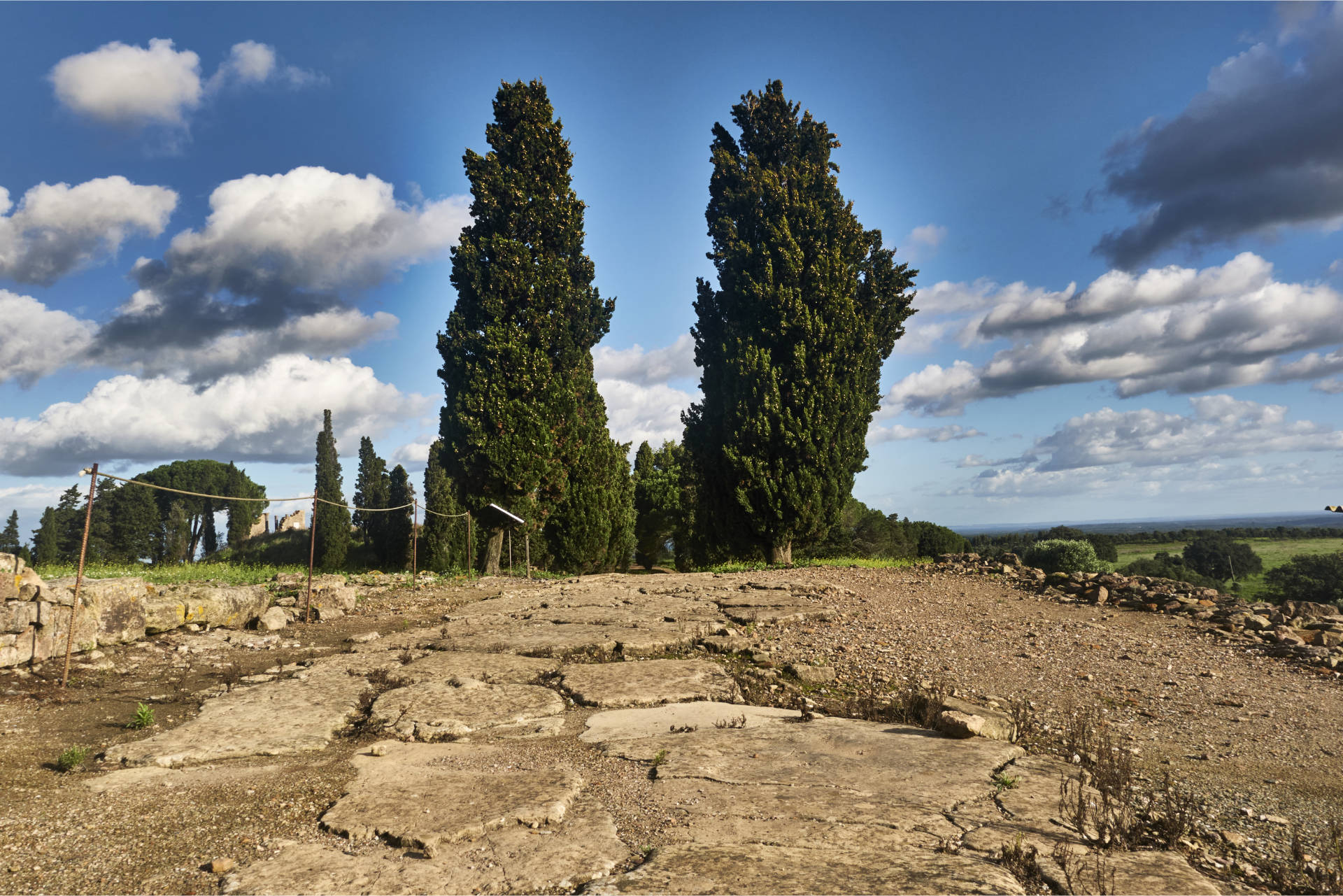 Die gepflasterte Strassen im Geschäftsviertel der Ruinas de Miróbriga – klassischer römischer Strassenbau mit standardisiertem komplexen Fundament.