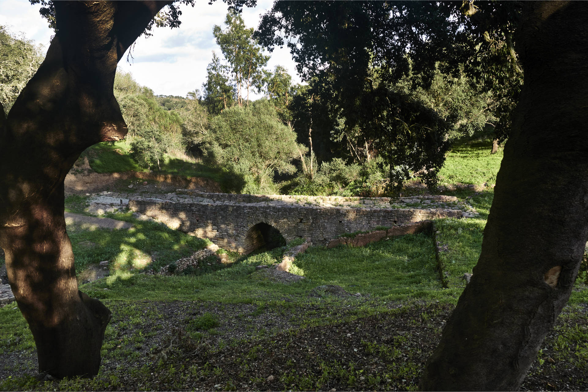 Die Brücke an der Therme der Ruinas de Miróbriga Santiago do Cacém Portugal.