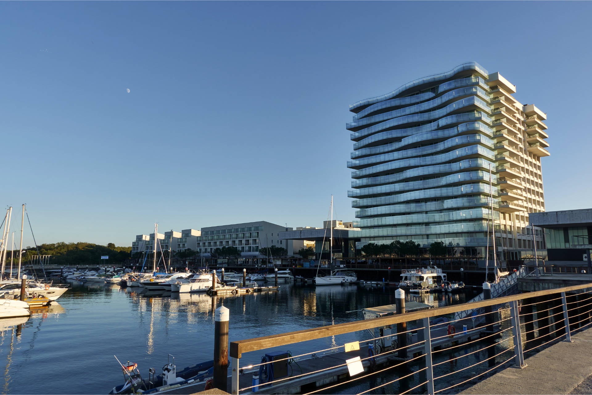 Die Marina und das Casino von Tróia Portugal.