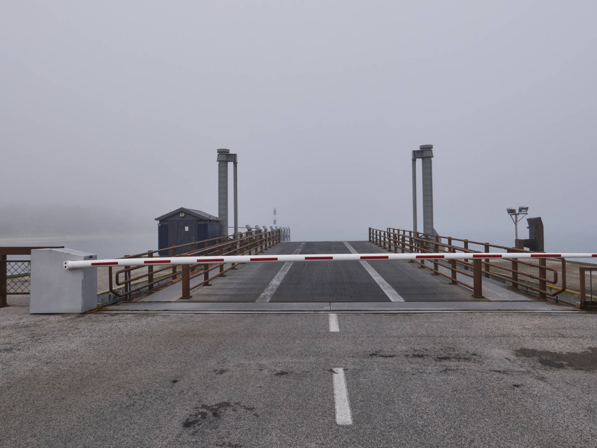 Die Autofähren Mole von Atlantic Ferries auf der Halbinsel Tróia.