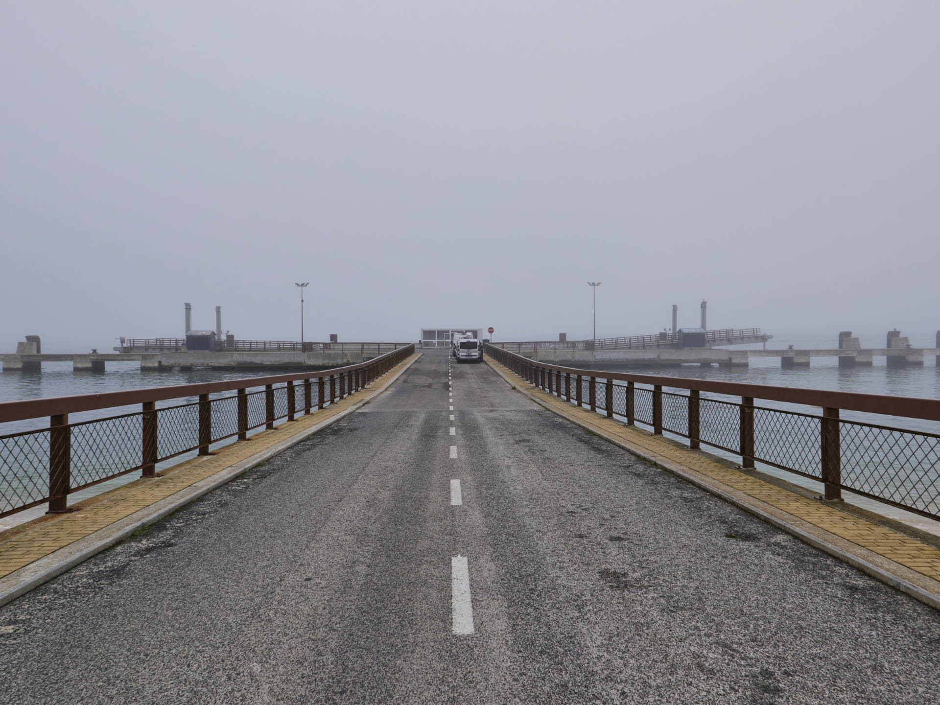 Die Autofähren Mole von Atlantic Ferries auf der Halbinsel Tróia.