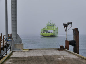 Die Autofähren von Atlantic Ferries verlässt die Mole auf der Halbinsel Tróia.