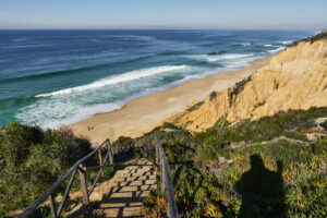 Über eine steile Treppe hinunter zum Praia do Galé..