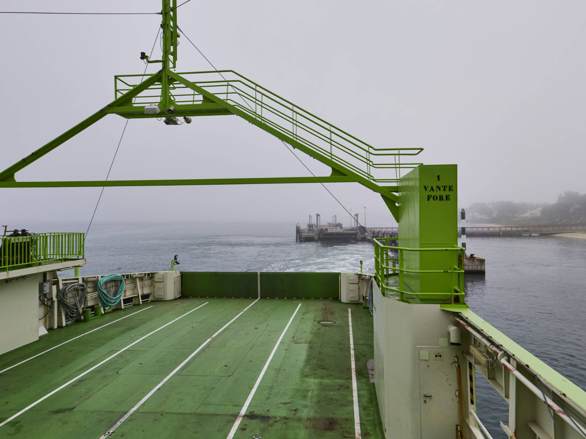 Die Autofähren von Atlantic Ferries verlässt die Mole auf der Halbinsel Tróia.