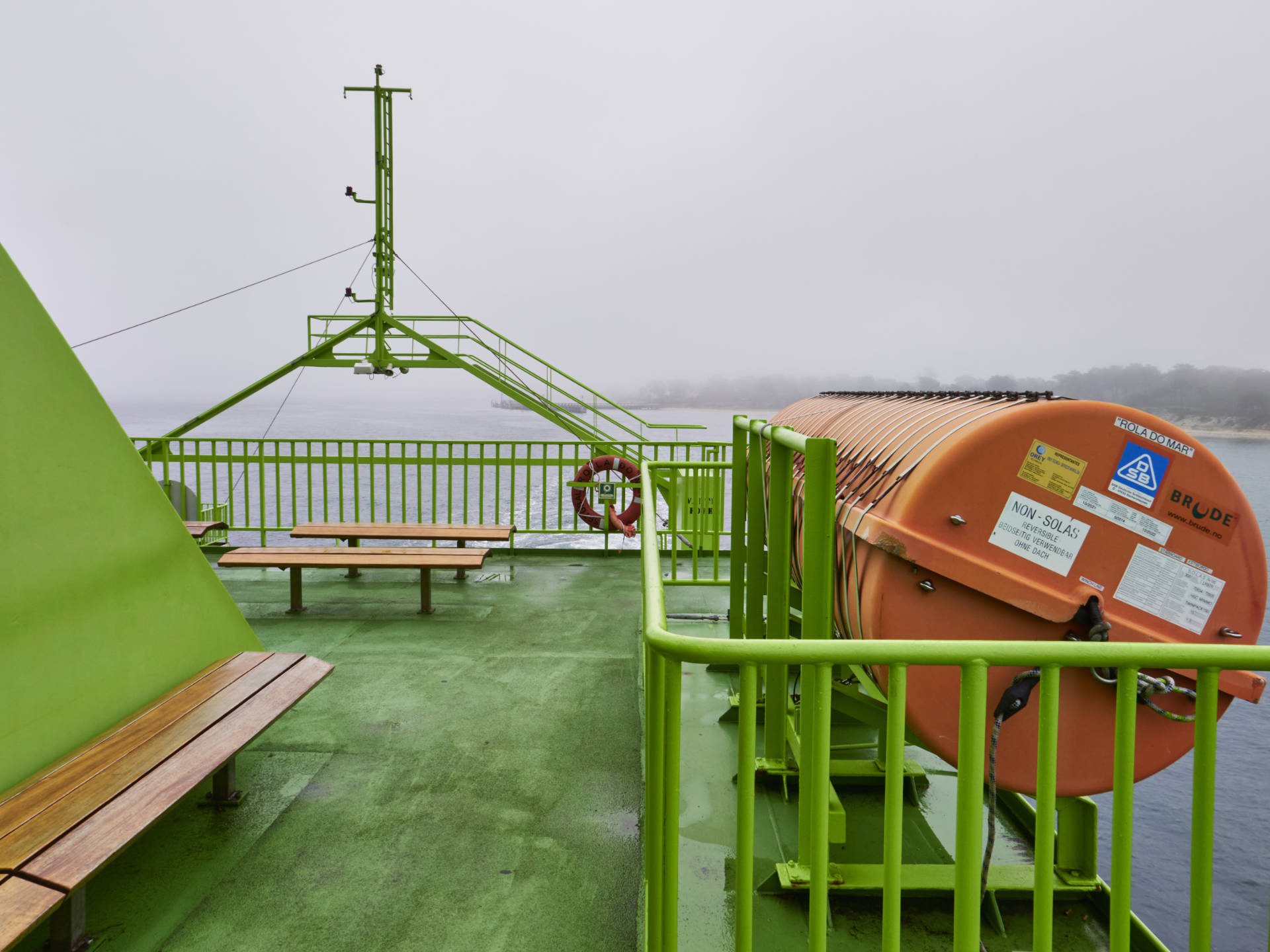 Die Autofähren von Atlantic Ferries verlässt die Mole auf der Halbinsel Tróia.