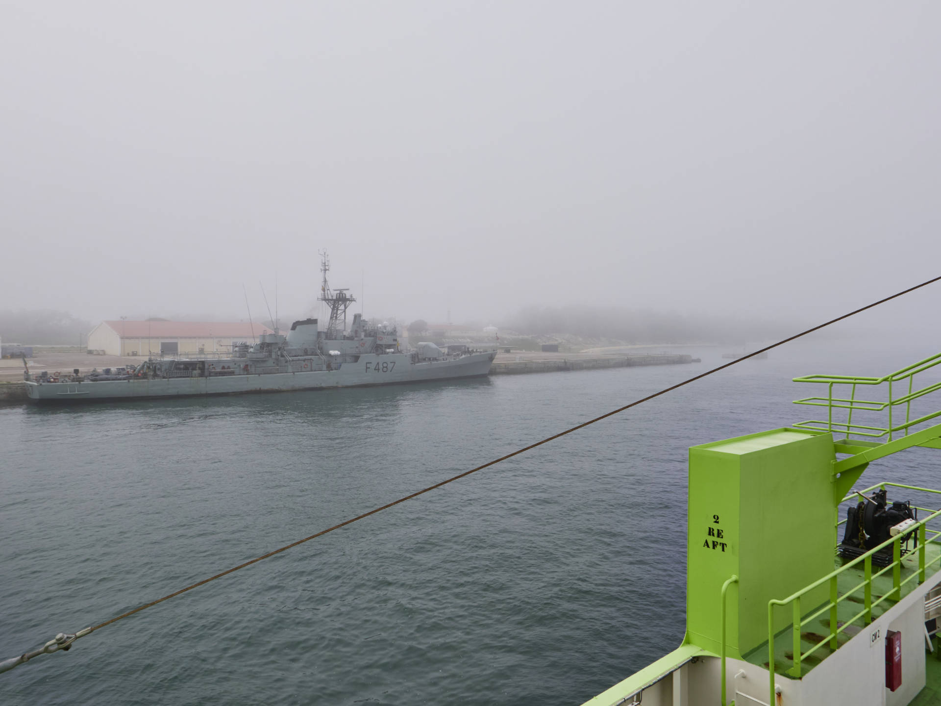 Die NRP João Roby (F487) querab am Marinestützpunkt Tróia Portugal.