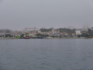 Der Doca do Comércio im Hafen von Setúbal – im Nebel dahinter die Igreja de São Sebastião.