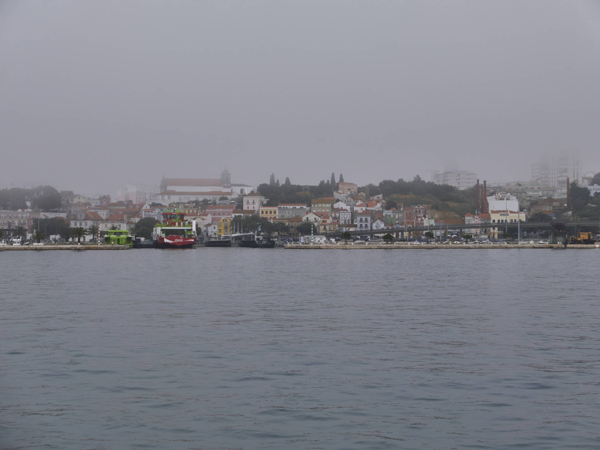 Der Doca do Comércio im Hafen von Setúbal – im Nebel dahinter die Igreja de São Sebastião.