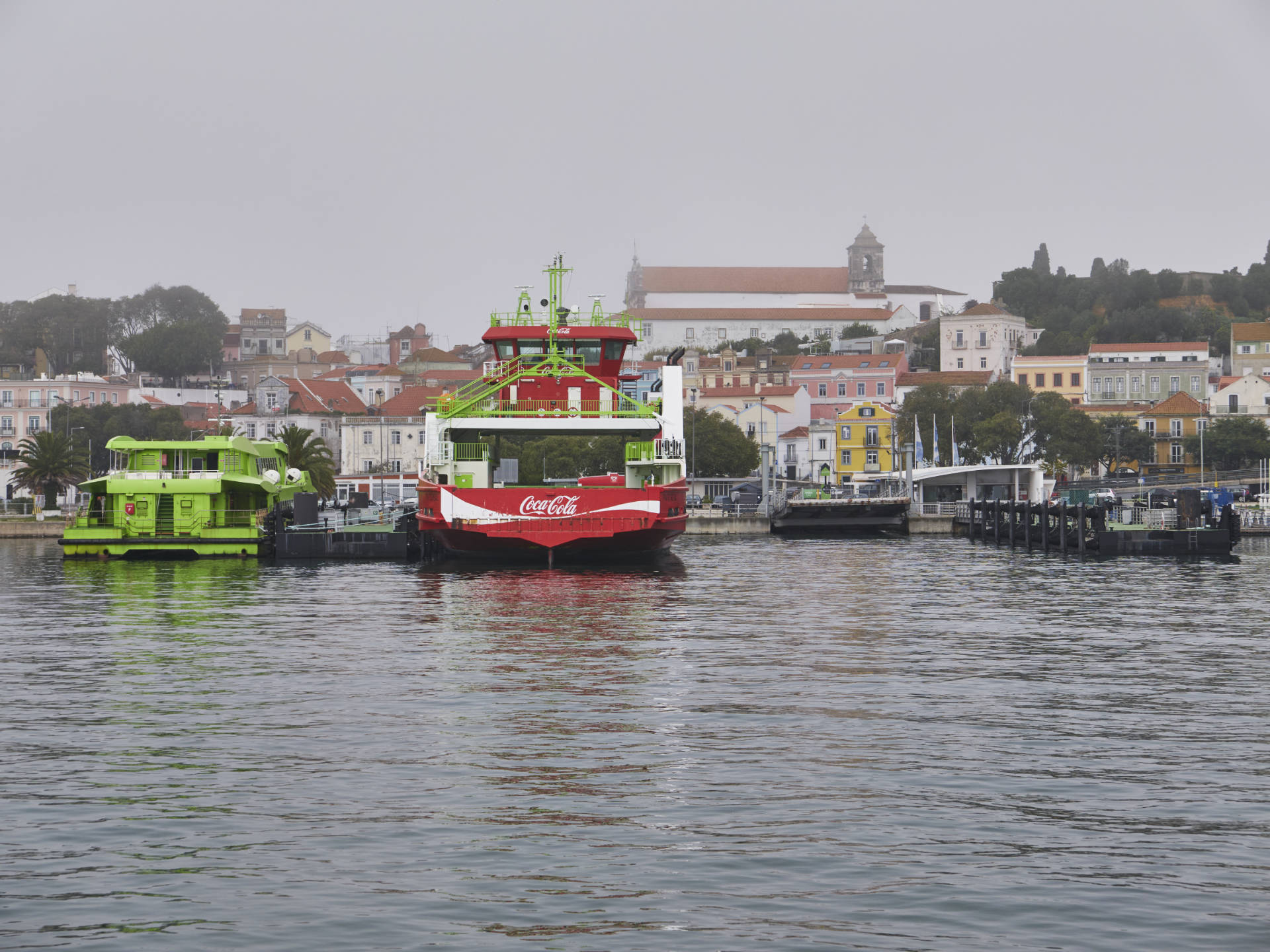 Der Doca do Comércio im Hafen von Setúbal – im Nebel dahinter die Igreja de São Sebastião.