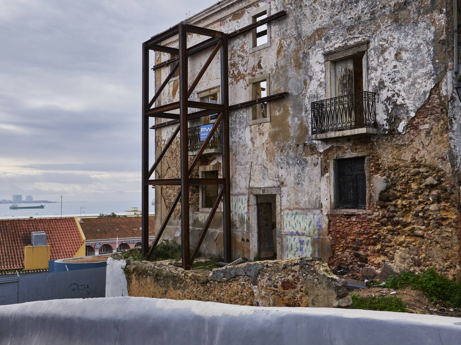 Einsturz gefährdet – am Miradouro de São Sebastiao in Setúbal.