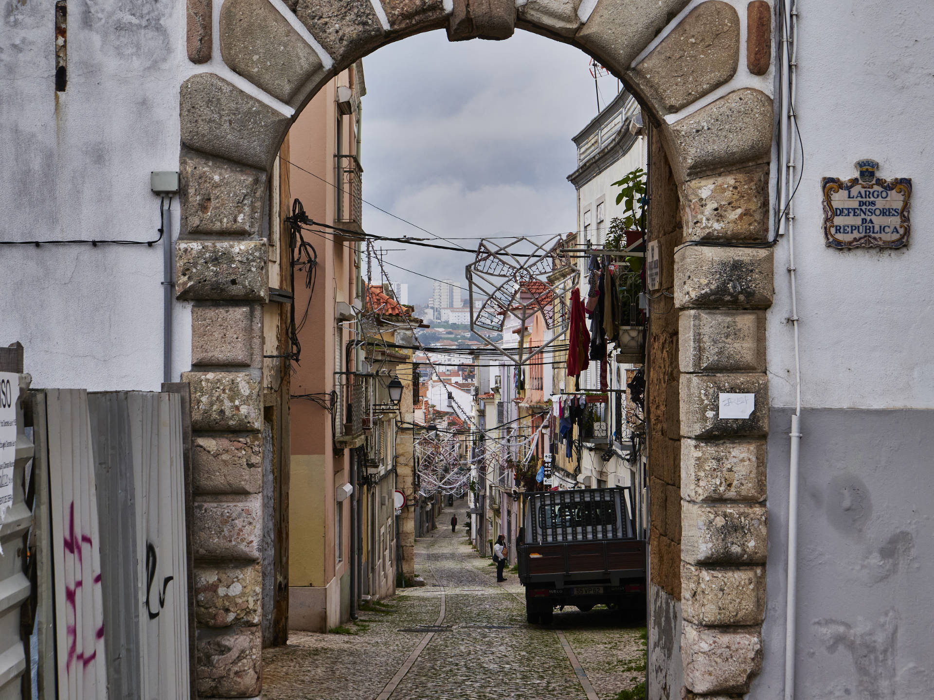 Historisches Stadttor am Miradouro de São Sebastiao in Setúbal.