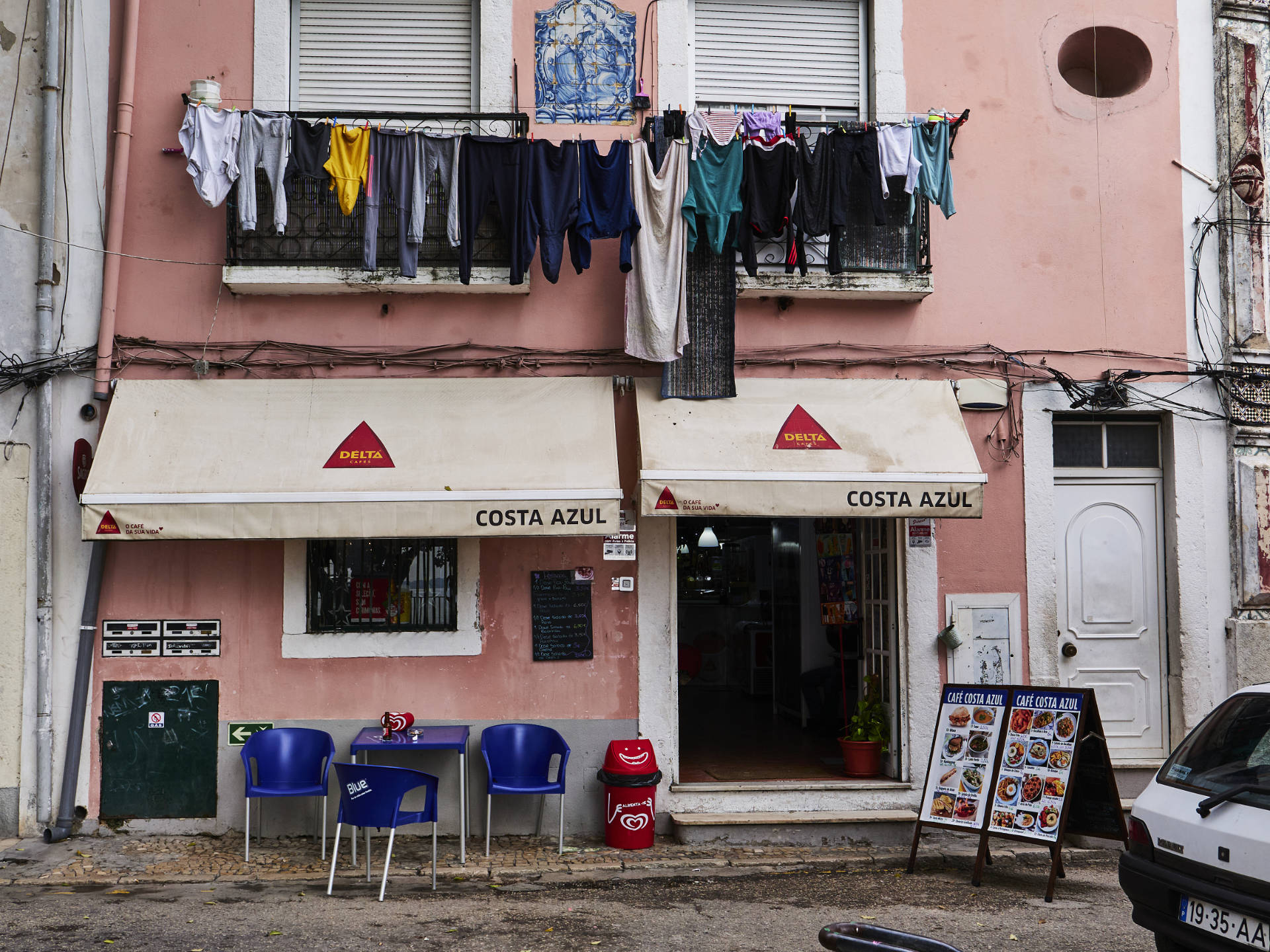 Die Bar Costa Azul am Miradouro de São Sebastiao in Setúbal.